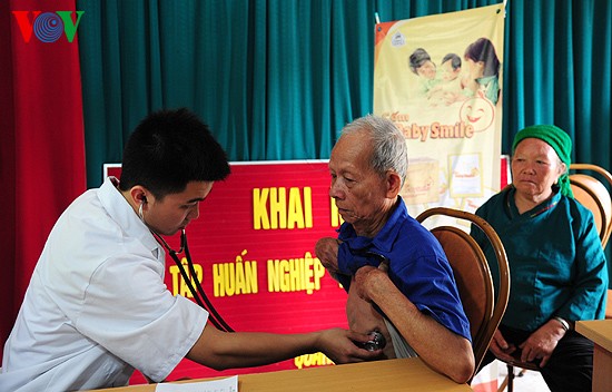 Đoàn viên thanh niên khối cơ quan báo chí thăm, tặng quà người dân vùng cao Vị Xuyên - ảnh 7